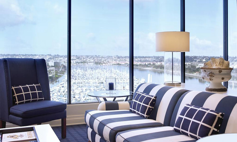 探索實木類酒店家具設(shè)計的藝術(shù)與準(zhǔn)則：廠家的匠心獨(dú)運(yùn)