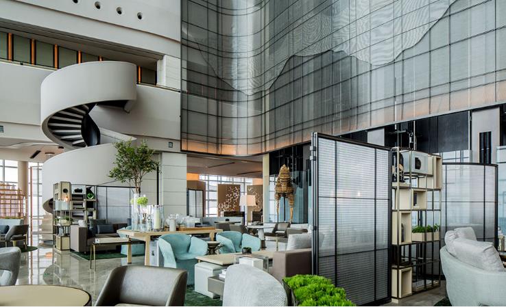 森源家具產(chǎn)品行銷網(wǎng)絡(luò)遍及五大洲30多個(gè)國(guó)家及地區(qū),已為全球2200余家酒店提供產(chǎn)品及服務(wù)。長(zhǎng)期為瑞吉、洲際、四季、W、麗思卡爾頓、凱悅、柏悅、艾美、康萊德、萬(wàn)豪、香格里拉、希爾頓、萬(wàn)麗、喜來(lái)登、威斯汀、溫德姆、半島、永利、悅榕莊、安納塔拉、凱賓斯基、千禧等國(guó)際酒店及國(guó)內(nèi)所有知名地產(chǎn)如綠城、保利、恒大、合景泰富、華潤(rùn)、僑鑫、萬(wàn)達(dá)、富力、星河灣等提供定制家具及配飾。,并成為千萬(wàn)家五星級(jí)酒店家具供應(yīng)商,獲得中國(guó)酒店家具十大品牌稱號(hào)。 酒店家具,中國(guó)十大酒店家具品牌相關(guān)標(biāo)簽:酒店家具 酒店家具廠家 www.zhaixianpei.cn 森源家具產(chǎn)品行銷網(wǎng)絡(luò)遍及五大洲30多個(gè)國(guó)家及地區(qū),已為全球2200余家酒店提供產(chǎn)品及服務(wù)。長(zhǎng)期為瑞吉、洲際、四季、W、麗思卡爾頓、凱悅、柏悅、艾美、康萊德、萬(wàn)豪、香格里拉、希爾頓、萬(wàn)麗、喜來(lái)登、威斯汀、溫德姆、半島、永利、悅榕莊、安納塔拉、凱賓斯基、千禧等國(guó)際酒店及國(guó)內(nèi)所有知名地產(chǎn)如綠城、保利、恒大、合景泰富、華潤(rùn)、僑鑫、萬(wàn)達(dá)、富力、星河灣等提供定制家具及配飾。,并成為千萬(wàn)家五星級(jí)酒店家具供應(yīng)商,獲得中國(guó)酒店家具十大品牌稱號(hào)。 酒店家具,中國(guó)十大酒店家具品牌相關(guān)標(biāo)簽:酒店家具 酒店家具廠家 www.zhaixianpei.cn