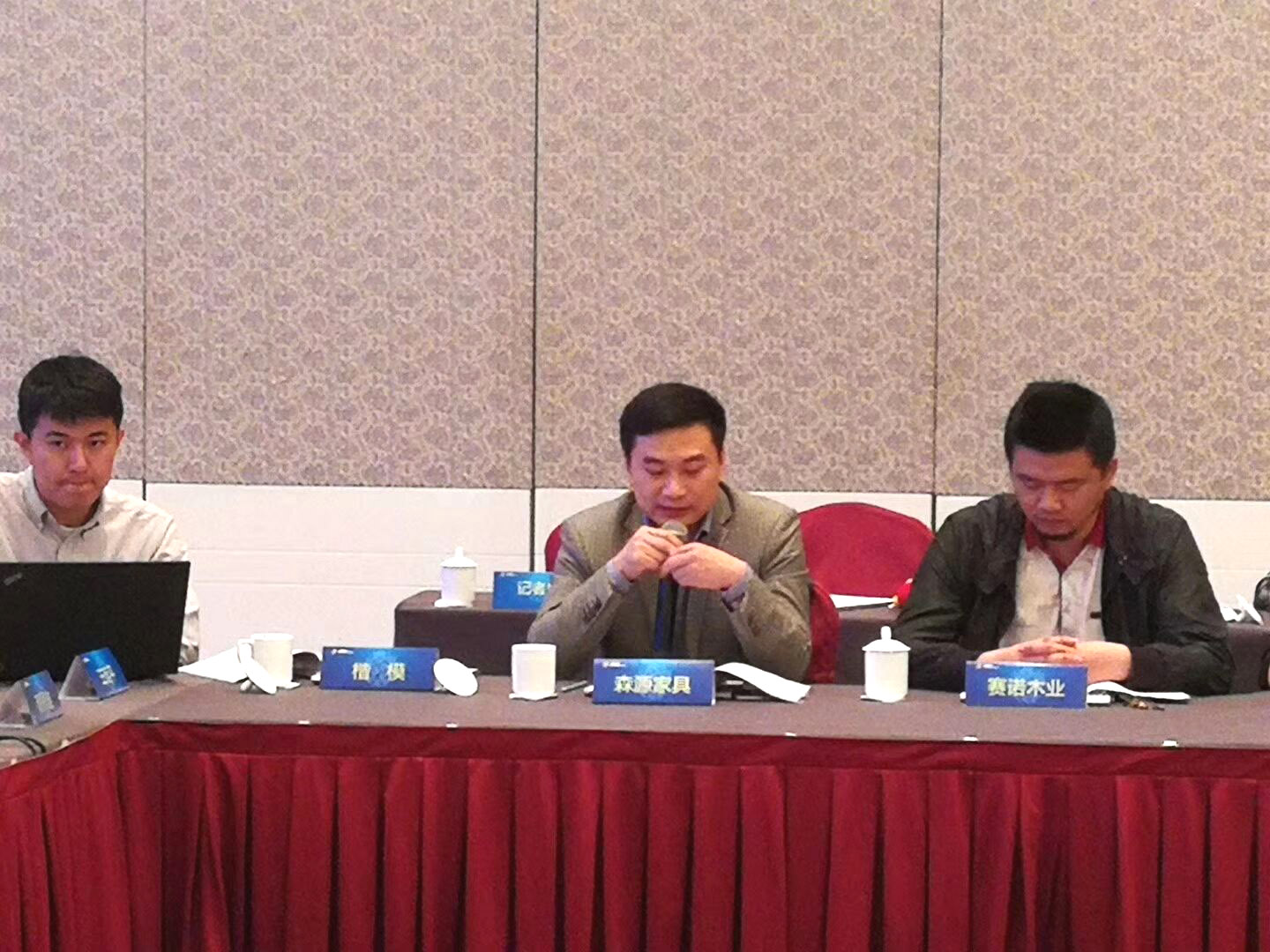 源于標(biāo)準(zhǔn)而高于標(biāo)準(zhǔn),森源參編《全屋實(shí)木定制家居產(chǎn)品標(biāo)準(zhǔn)》 源于標(biāo)準(zhǔn)而高于標(biāo)準(zhǔn),森源參編《全屋實(shí)木定制家居產(chǎn)品標(biāo)準(zhǔn)》